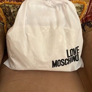 Bag with 3 compartments, has a long strap to wear like cross body